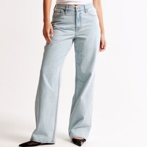 Abercrombie & Fitch Curve Love High Rise The Loose Jean - light wash